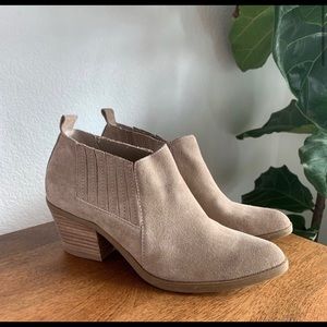 NWOT Dolce Vita Suede Booties 7.5